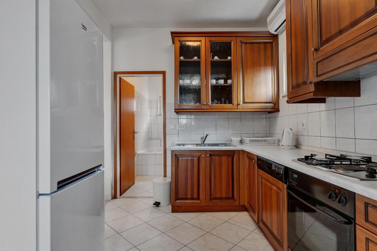 Apartments Tihomir Musac Omis Exterior photo