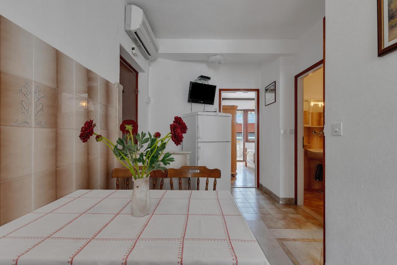 Apartments Tihomir Musac Omis Exterior photo