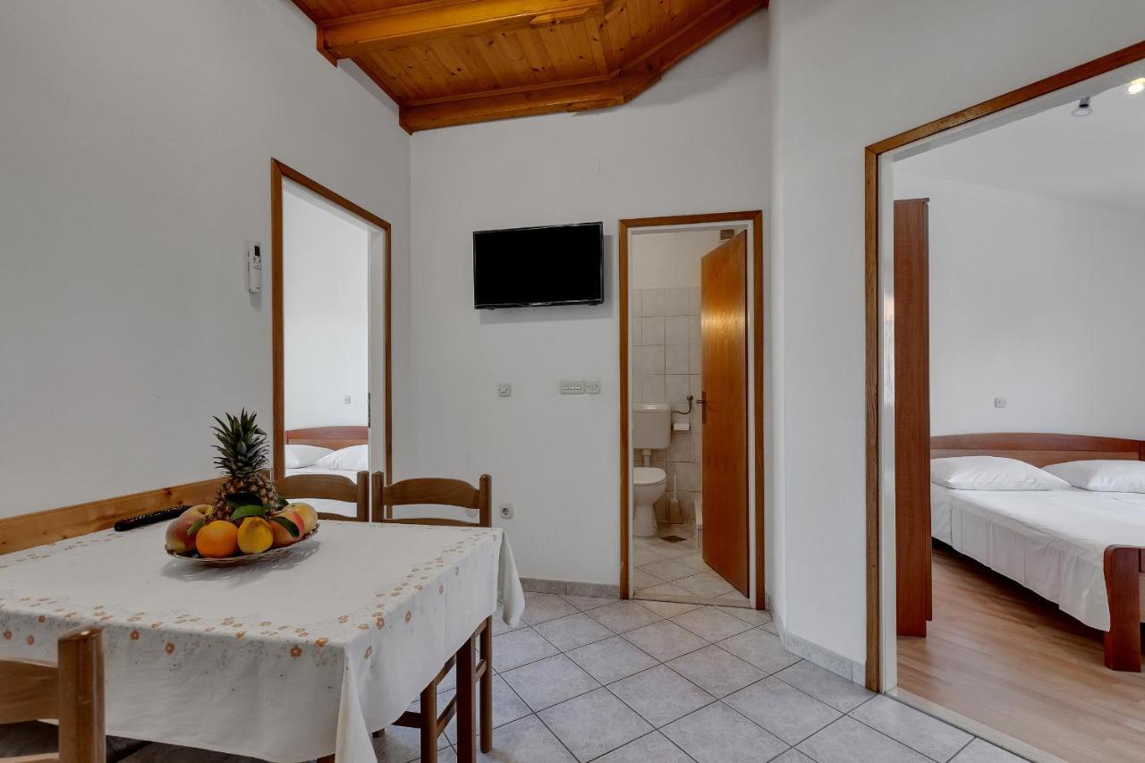 Apartments Tihomir Musac Omis Exterior photo