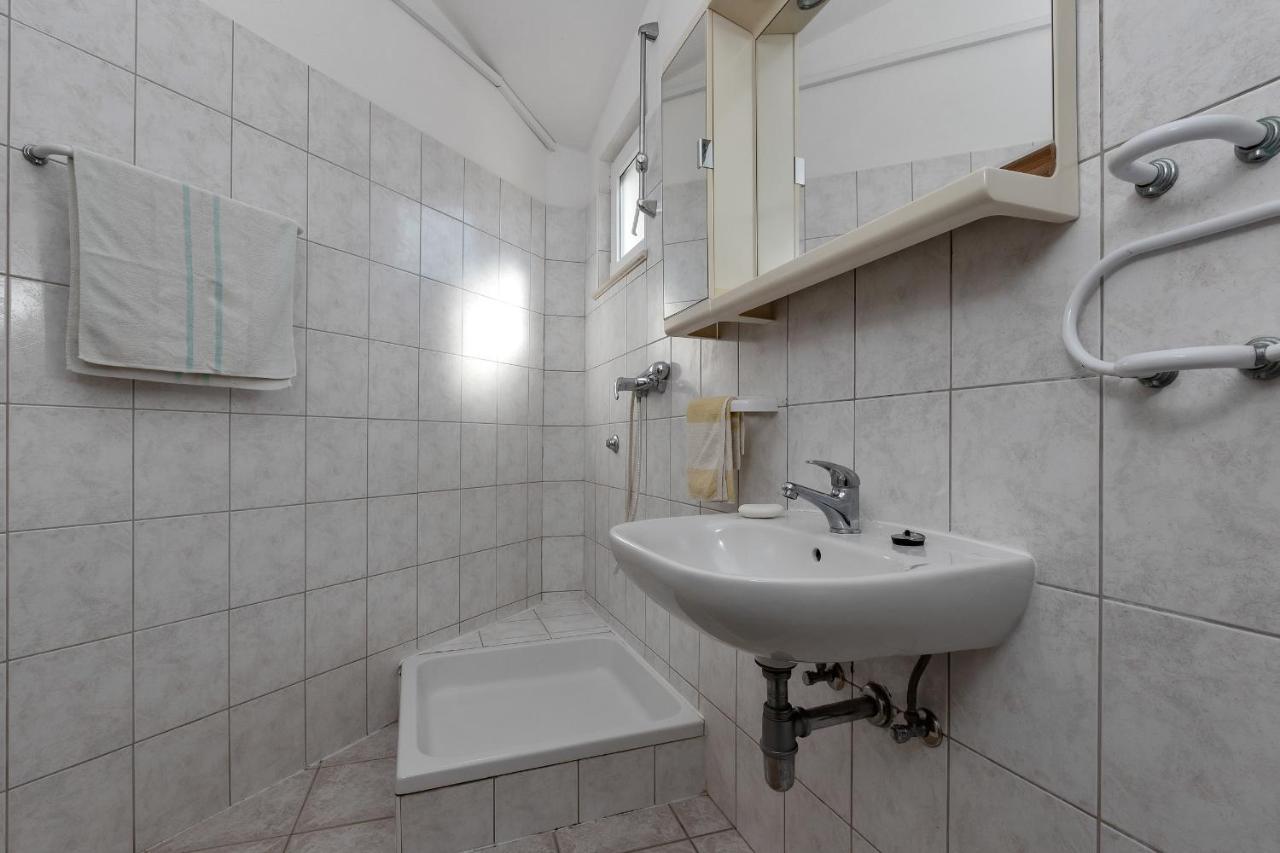 Apartments Tihomir Musac Omis Exterior photo