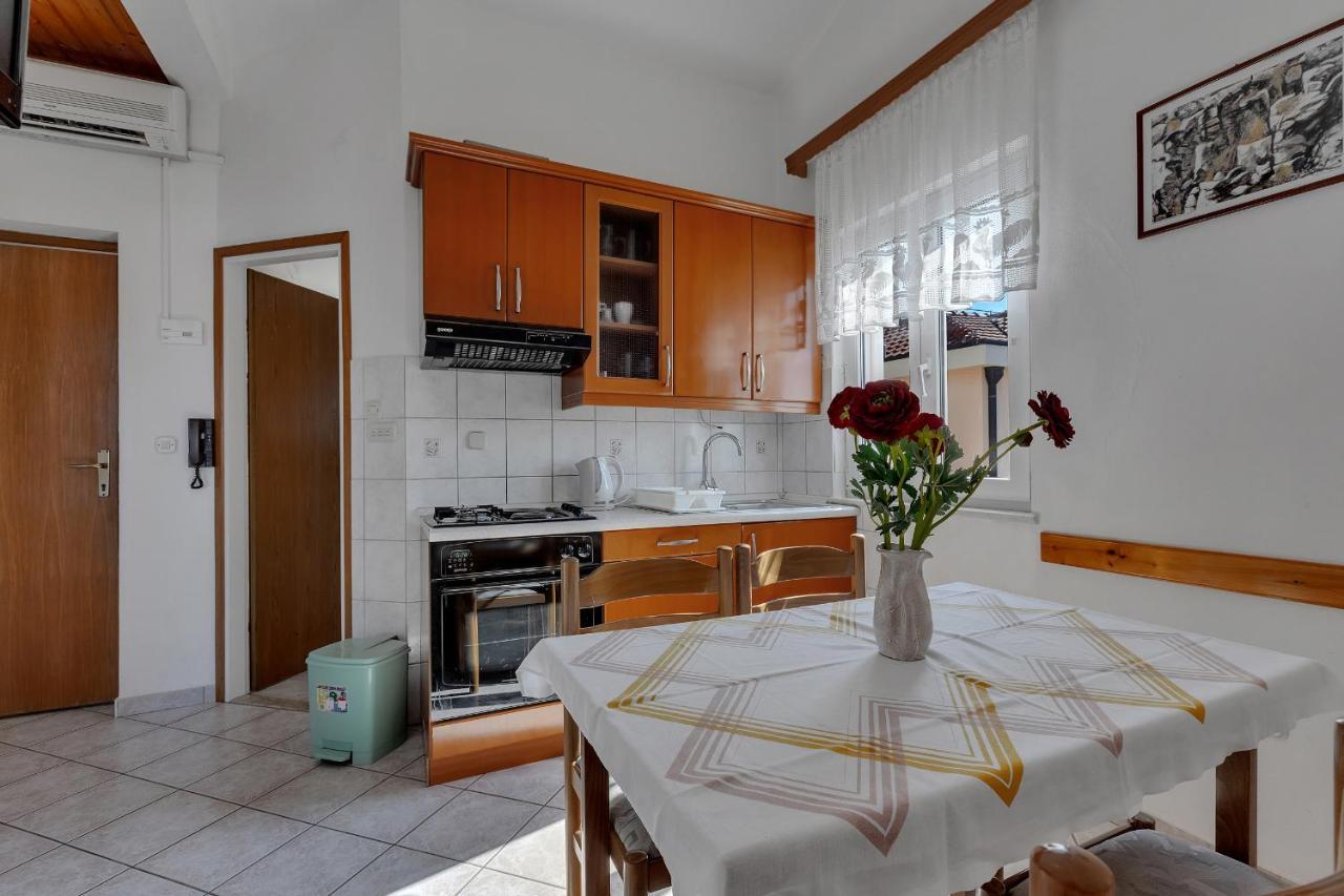 Apartments Tihomir Musac Omis Exterior photo