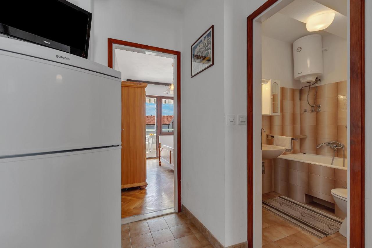 Apartments Tihomir Musac Omis Exterior photo